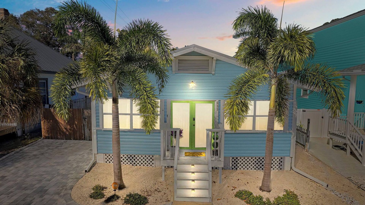 Bradenton House | Cozy Creekside Bungalow