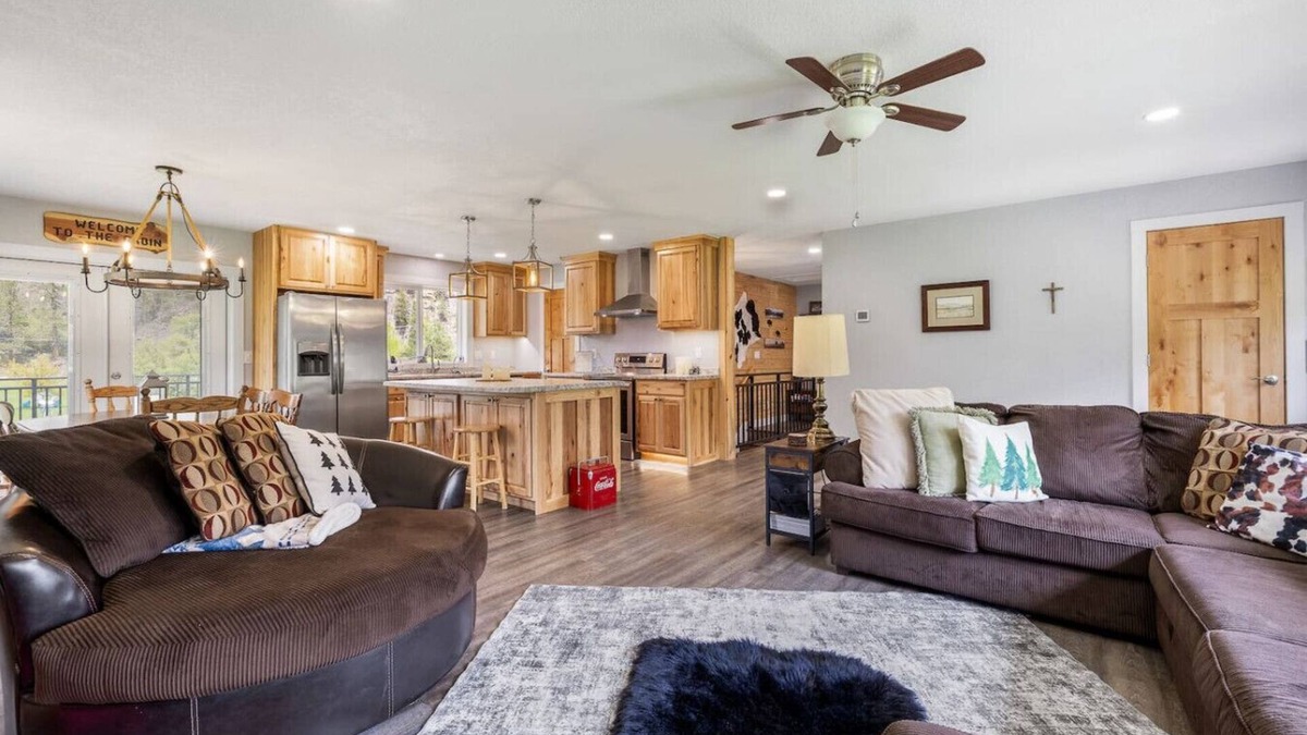Rimrock House | Cozy Creekside Cabin