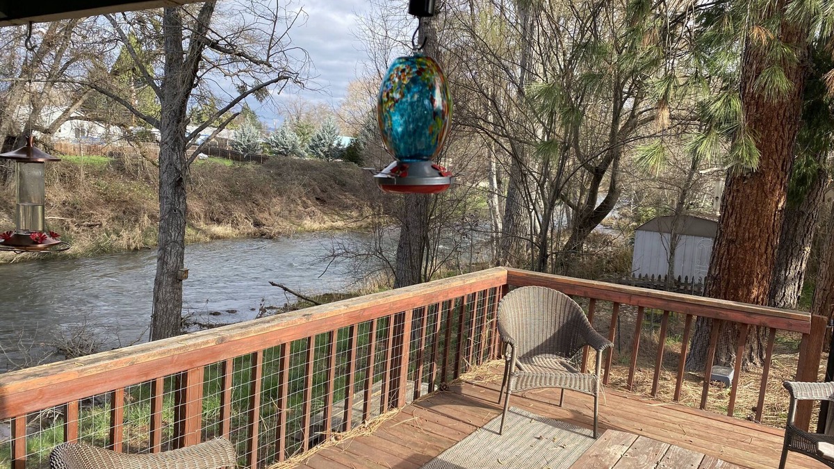 Eagle Point House | Cozy creekside home with deck, 15 min to airport, shopping, 1 hr to Crater Lk. n