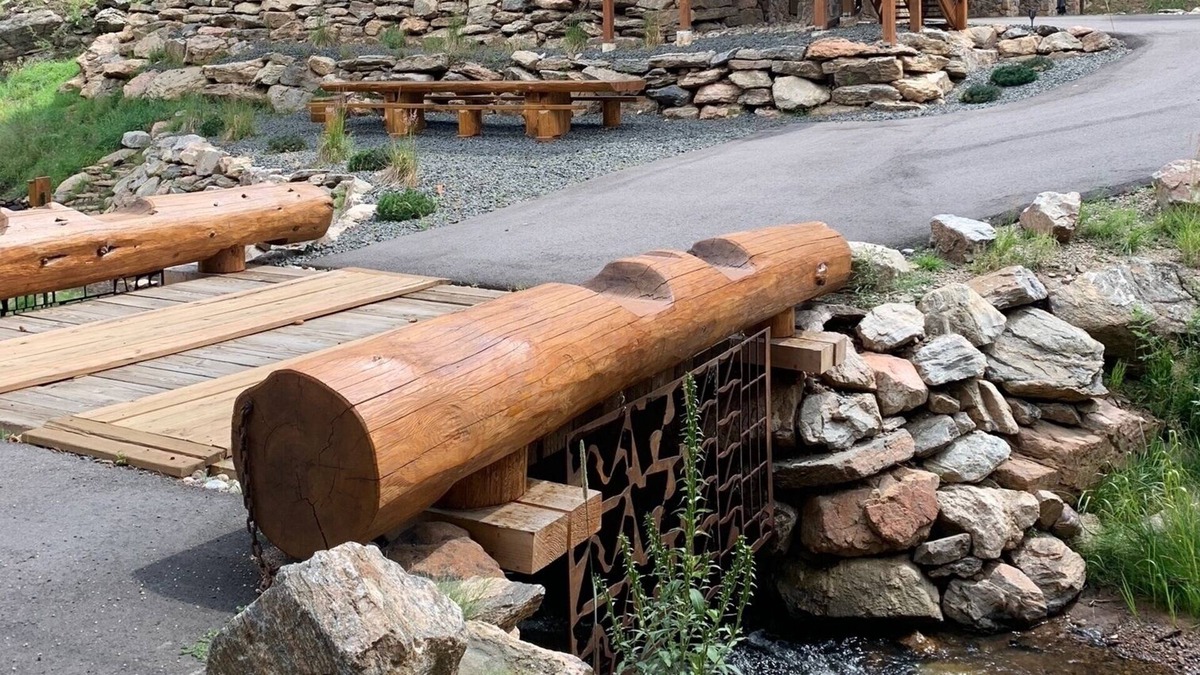 Pine House | Cozy, creekside log home - 30 minutes from Denver