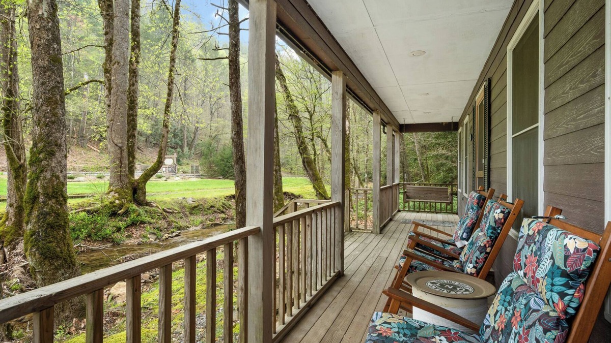 Ferguson Cabin | Cozy Creekside Mountain Cabin - WiFi