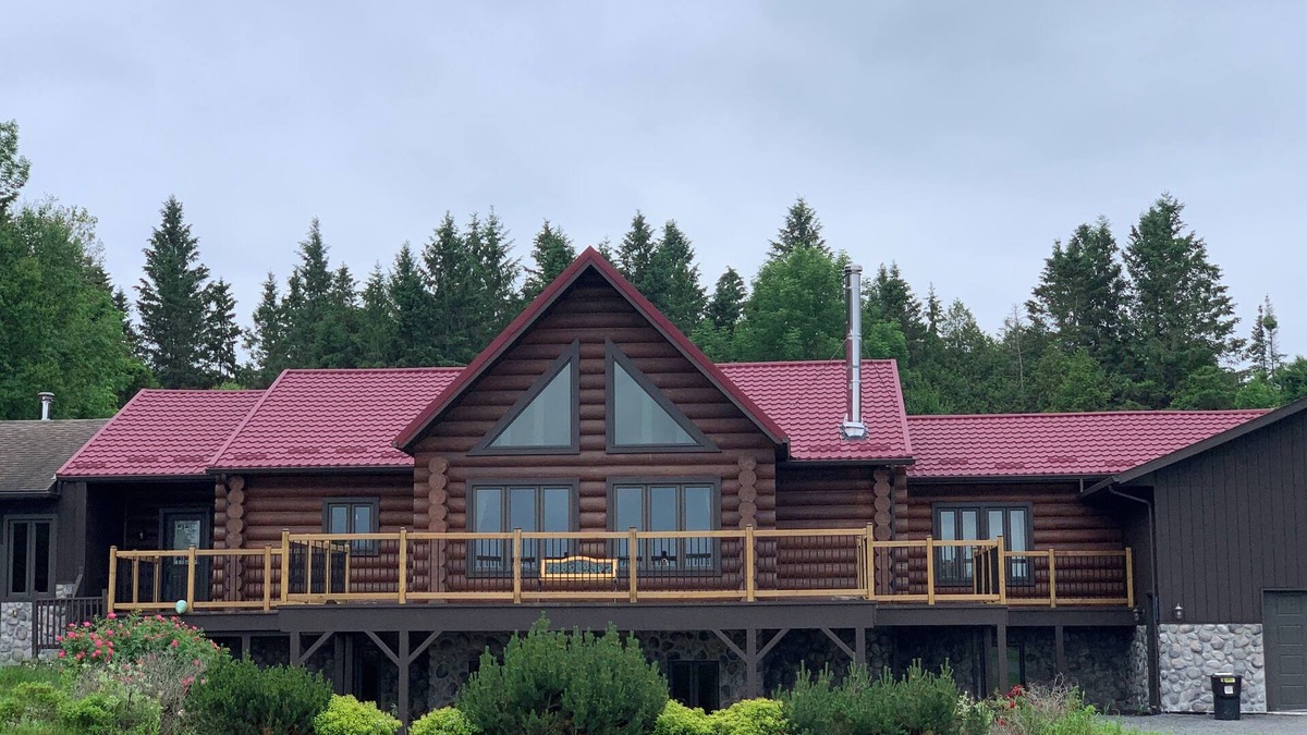 Champlain Ski Chalet | Cozy Crimson Cabin | Chalet w/Glamping in the Backyard and Retro Theme Kitchen!