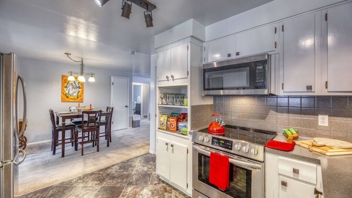 Lakewood Apartment | Cozy Cul-de-Sac Stay | Garage | Kitchen + Sunroom