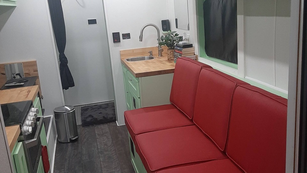 Bermuda House | Cozy Custom Offgrid RV in brilliant Chesterfield with AC, Heat and WiFi