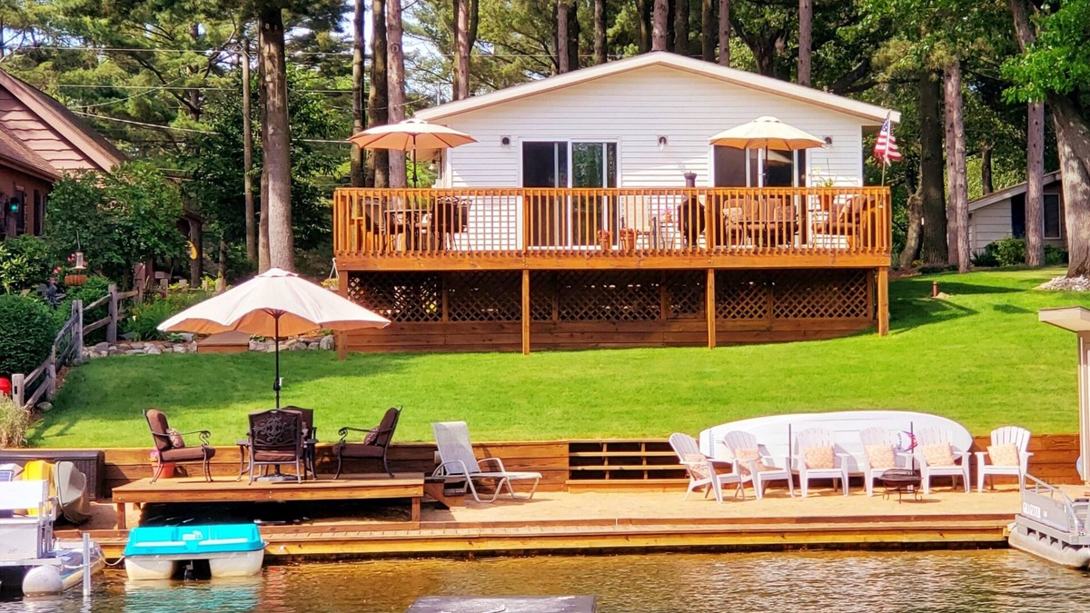 Mears Cottage | Cozy & Cute Cottage on All-Sports Upper Silver Lake. Sleeps 4-6 with fast Wi-Fi!