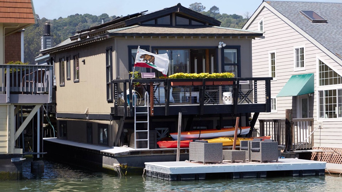 Marin City Boat Rental | Cozy & Cute Sausalito Boathouse