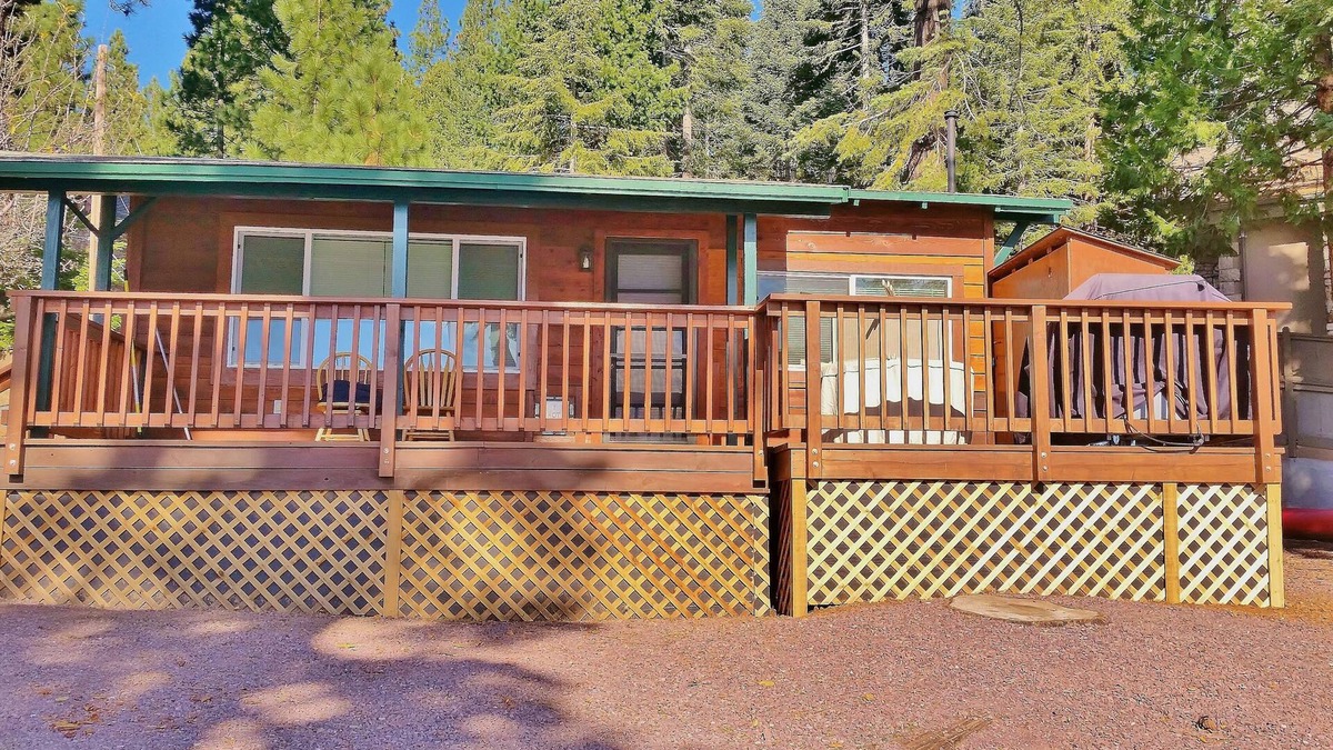 Peninsula Village Cabin | Cozy & Cute Studio Cabin, Pet Friendly with Large Deck On The Lakeshore