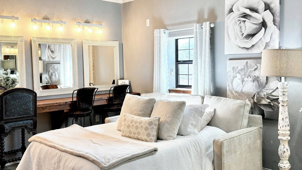Dennis Cabin | Cozy Darlin' Suite on the River