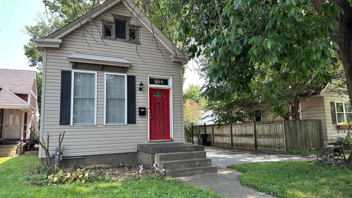 Crescent Hill House | Cozy Derby Homen2 Bedroom Shotgun style home, with Large Adorable Loft