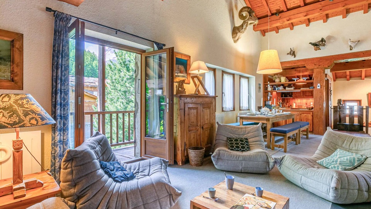 Val-d'Isere Ski Chalet | Cozy detached chalet with fireplace and WIFI in Val-d'Isère