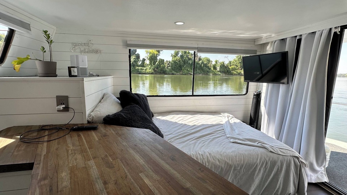 Willow Creek Boat Rental | “Cozy Docked Houseboat Stay – Minutes from Golden 1 & Aftershock”