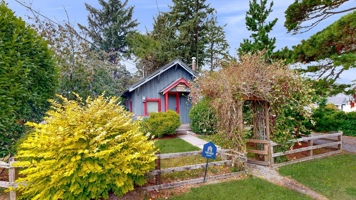 Gleneden Beach Cabin | Cozy dog-friendly home with beach access, firepit & streaming