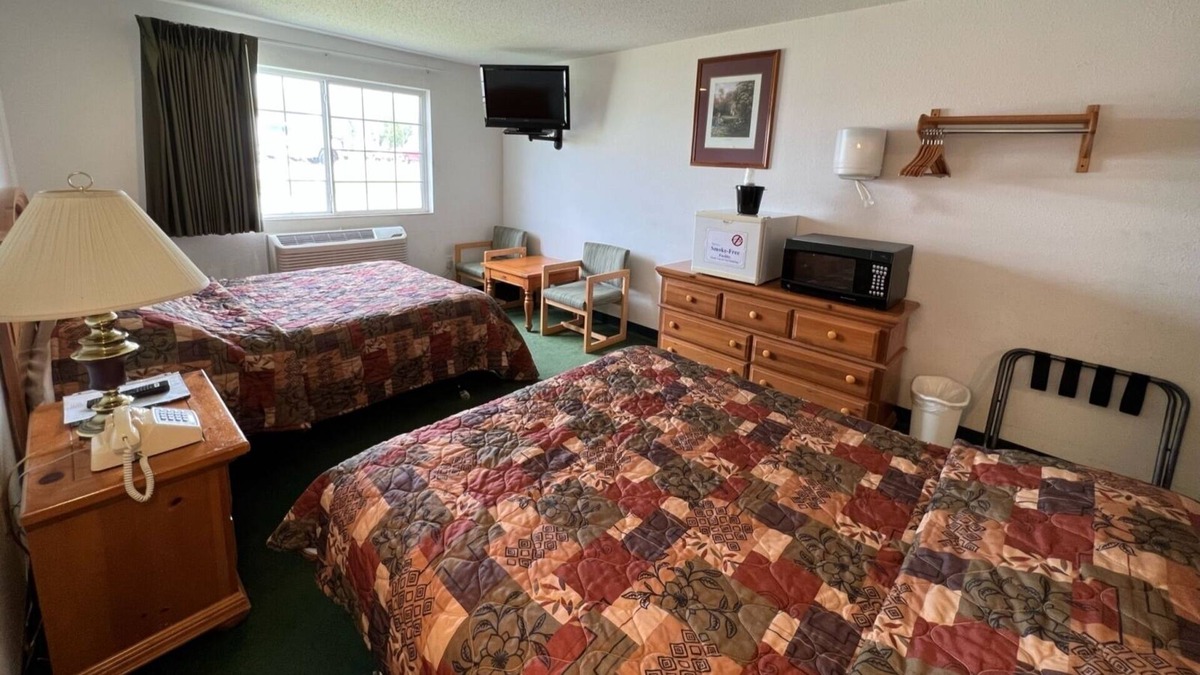 Renault Bed & Breakfast | Cozy Double Queen Economy Room with Free Breakfast