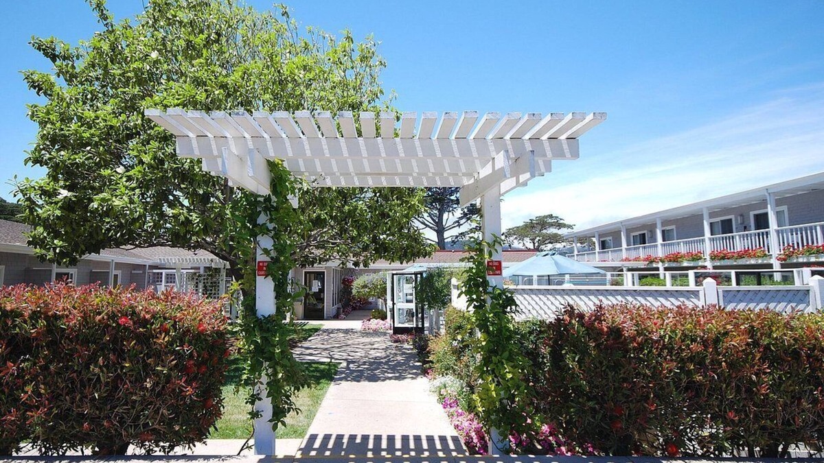 Downtown Monterey Cabin | Cozy Double Queen Room at Ocean-Side Property!