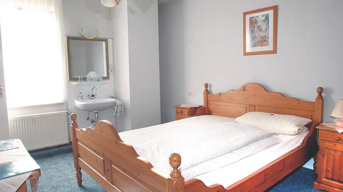 Habichtswald Apartment | Cozy double room, 15sqm with private bathroom