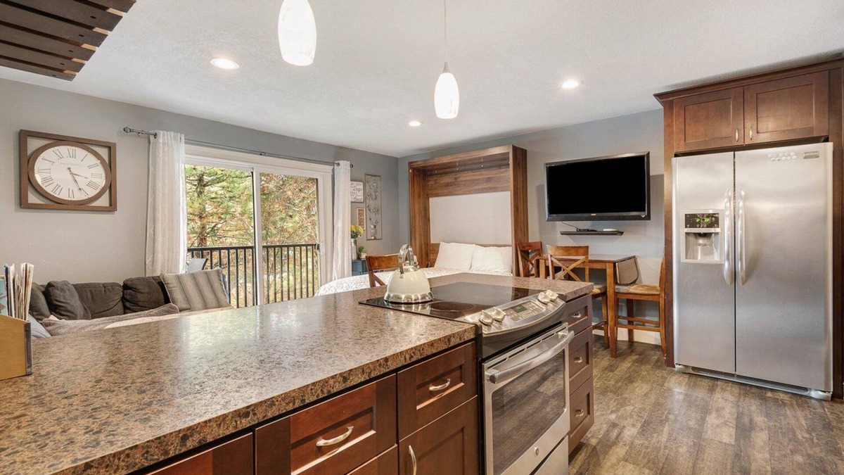 Orchard District Condo | Cozy Downtown 2nd Story Condo That Overlooks Pioneer Park