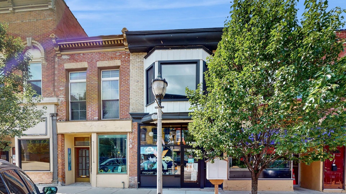 Janesville Apartment | Cozy downtown apartment with full kitchen-centrally located