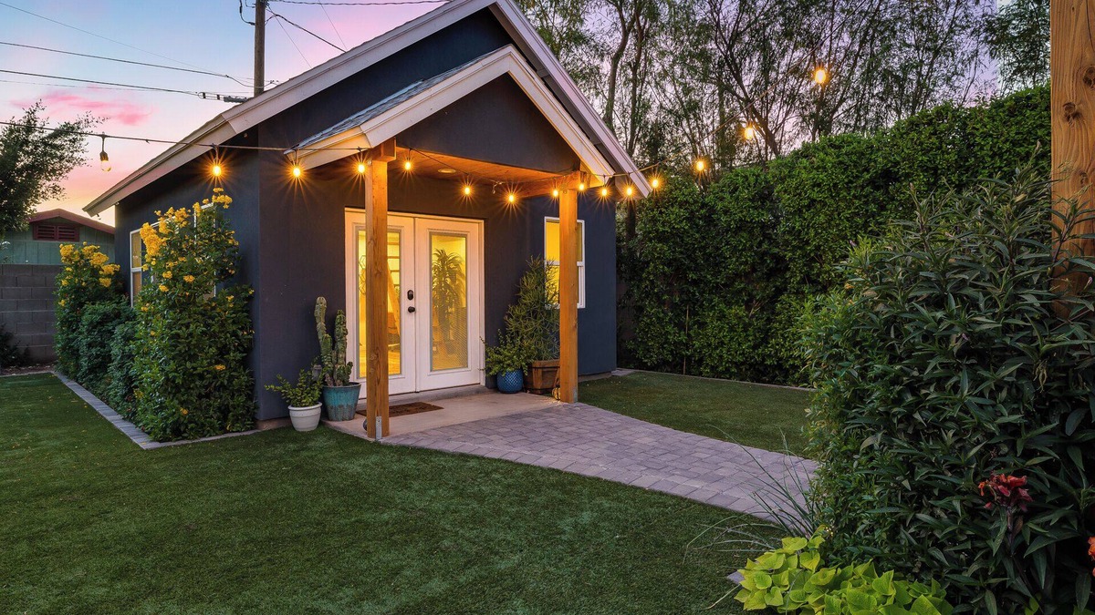Garfield House | Cozy Downtown Bungalow Retreat with Sauna, Wifi, & Games!
