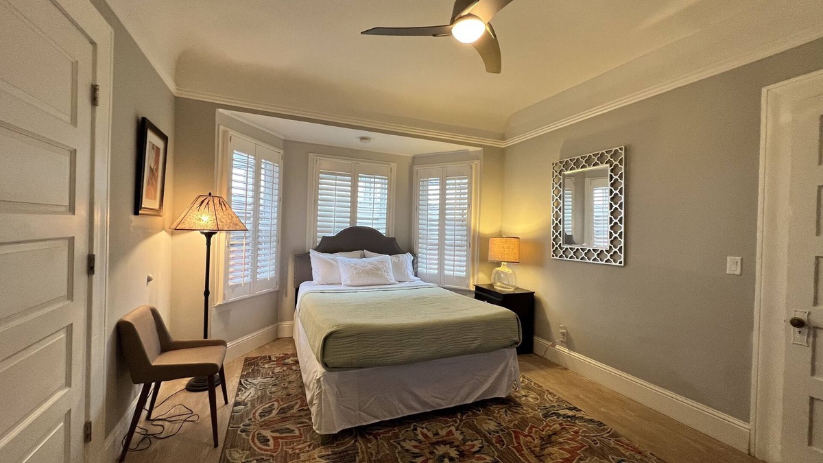 Downtown Burlingame Apartment | Cozy Downtown Burlingame Apt., Parking, 1/1