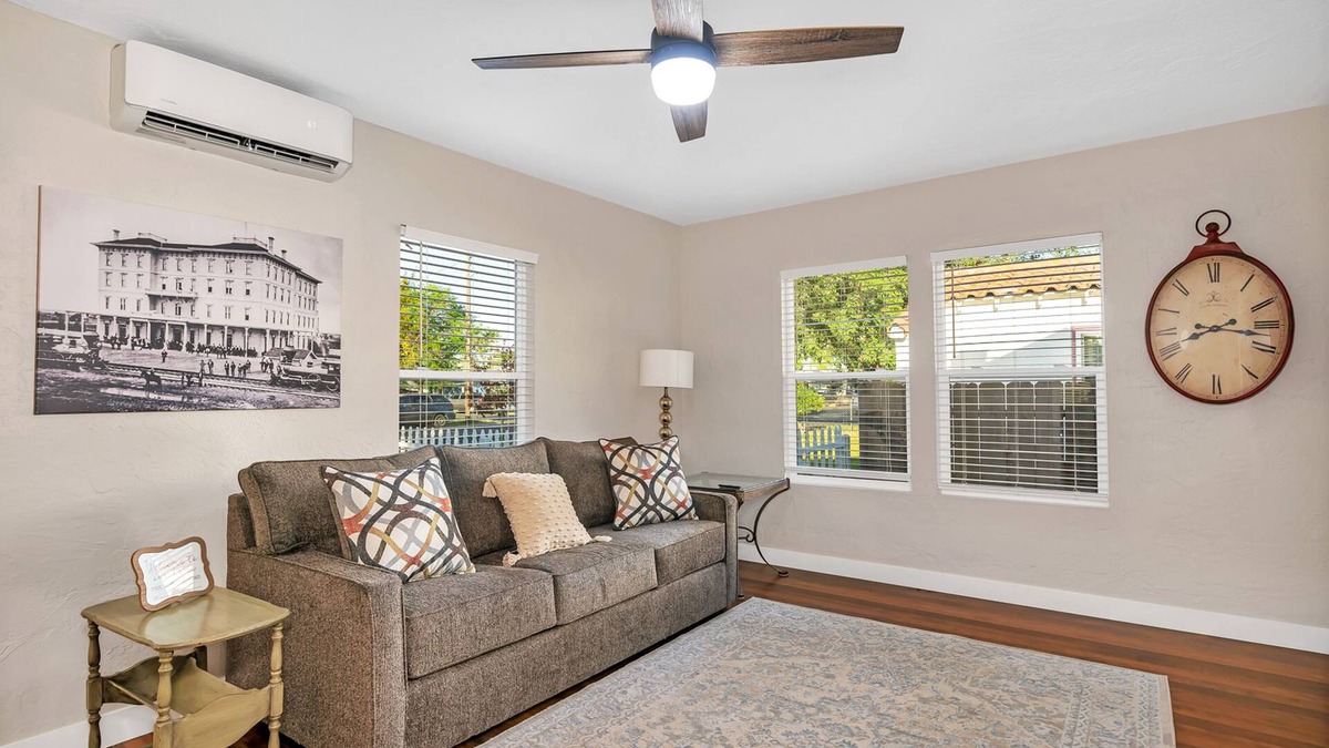 Merced Cottage | Cozy Downtown Cottage