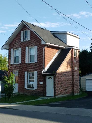 Sunnyside Apartment | Cozy downtown one bedroom free parking