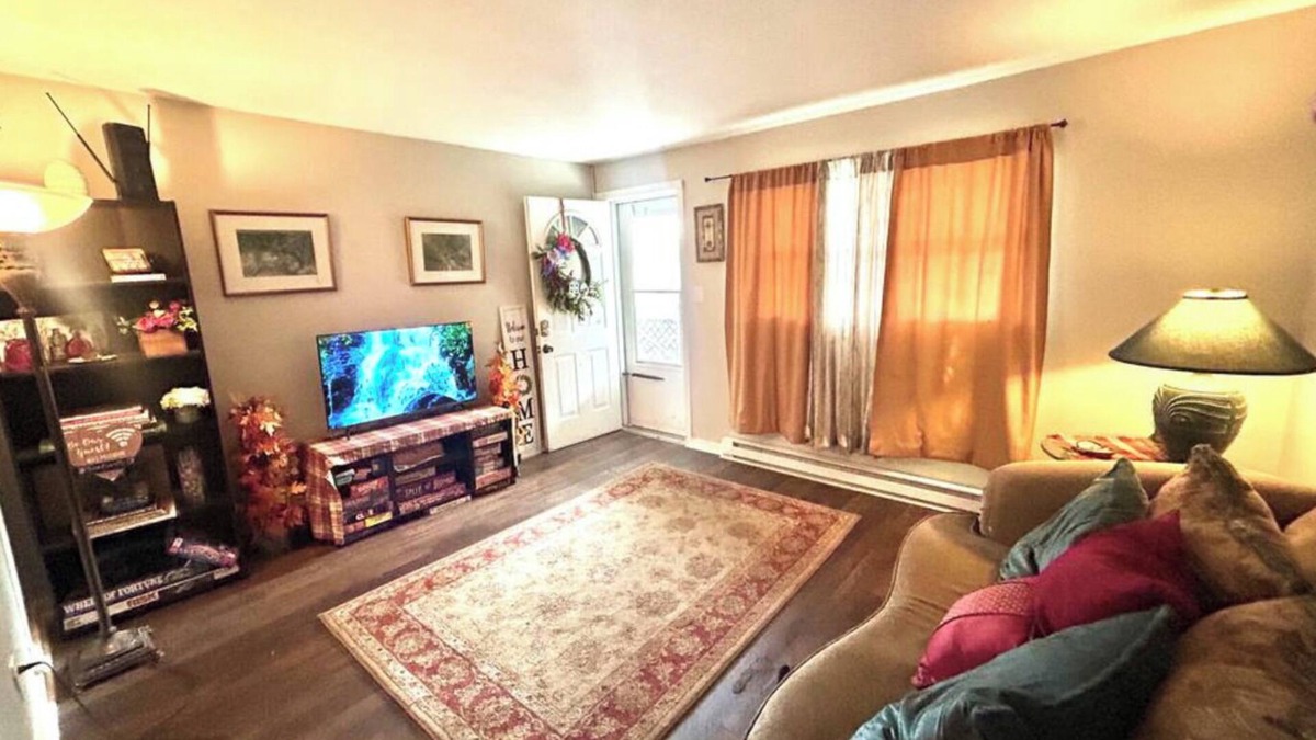 Pittston Apartment | Cozy Downtown Pittston Waterfall Glen 2BR 3 Bd 3 Sofa bed 3 TVs Laundry & Kureg