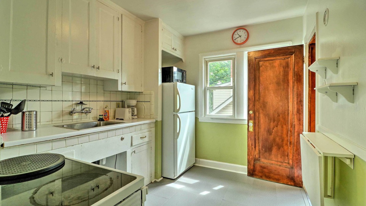 Ferndale Apartment | Cozy Duplex: Half Mi to Magic Bag & Woodward Ave!