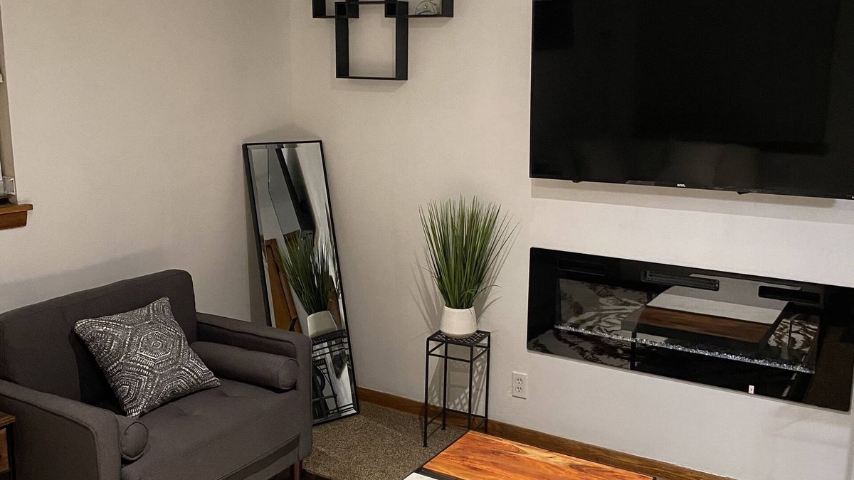 Akron House | Cozy Duplex less than 10 min from Downtown Akron, near many local attractions.