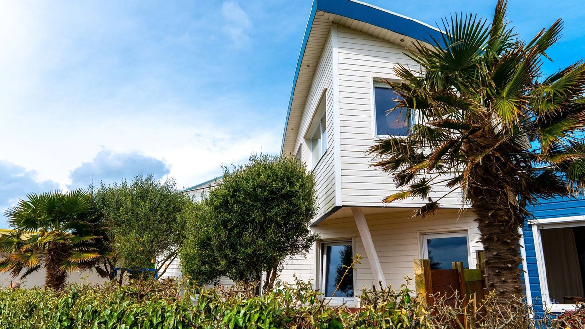 Le Conquet House | Cozy duplex with sea view living room and pool located in Le Conquet