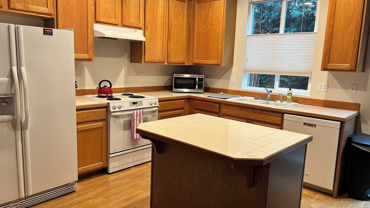 Gresham House | Cozy Eastside Townhome in charming East Gresham- 3 Bedroom with AC and WiFi!