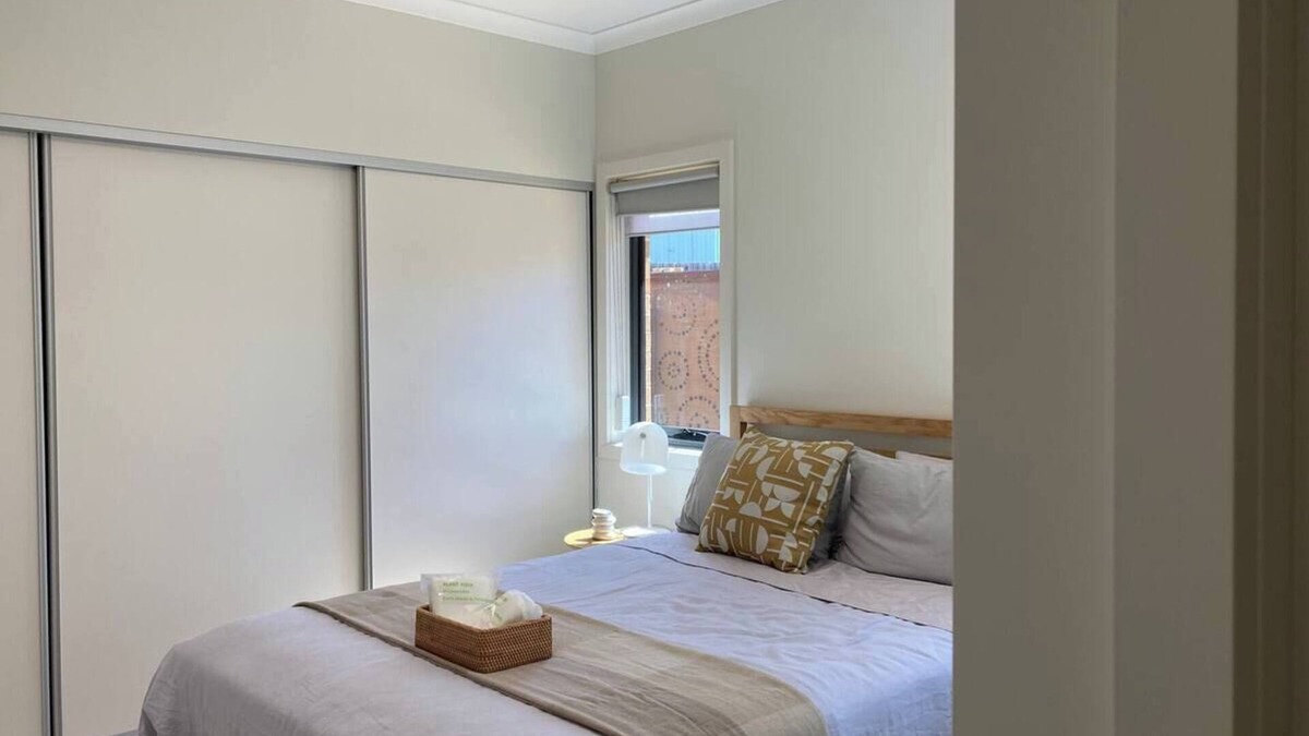 Newnham Bed & Breakfast | Cozy Eco Home in Launceston, Tasmania. Voice control light, Blinds. EV charger.