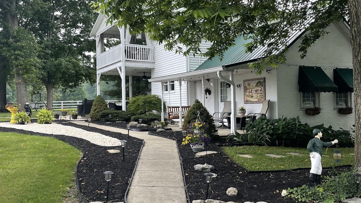 Batavia Apartment | Cozy efficiency ONE large room ONE QUEEN bed apartment with kitchenette no oven.