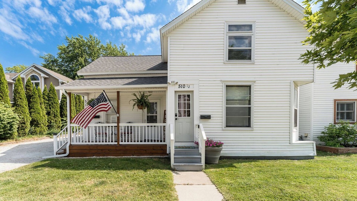 Grand Haven House | Cozy efficiency upper, a short walk downtown. Pet friendly with large backyard!