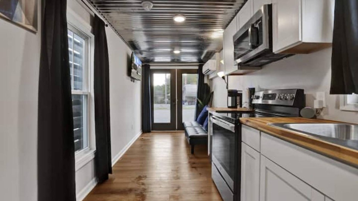 Athens Cottage | Cozy Electric Blue Cargo Cottage - Lot 25