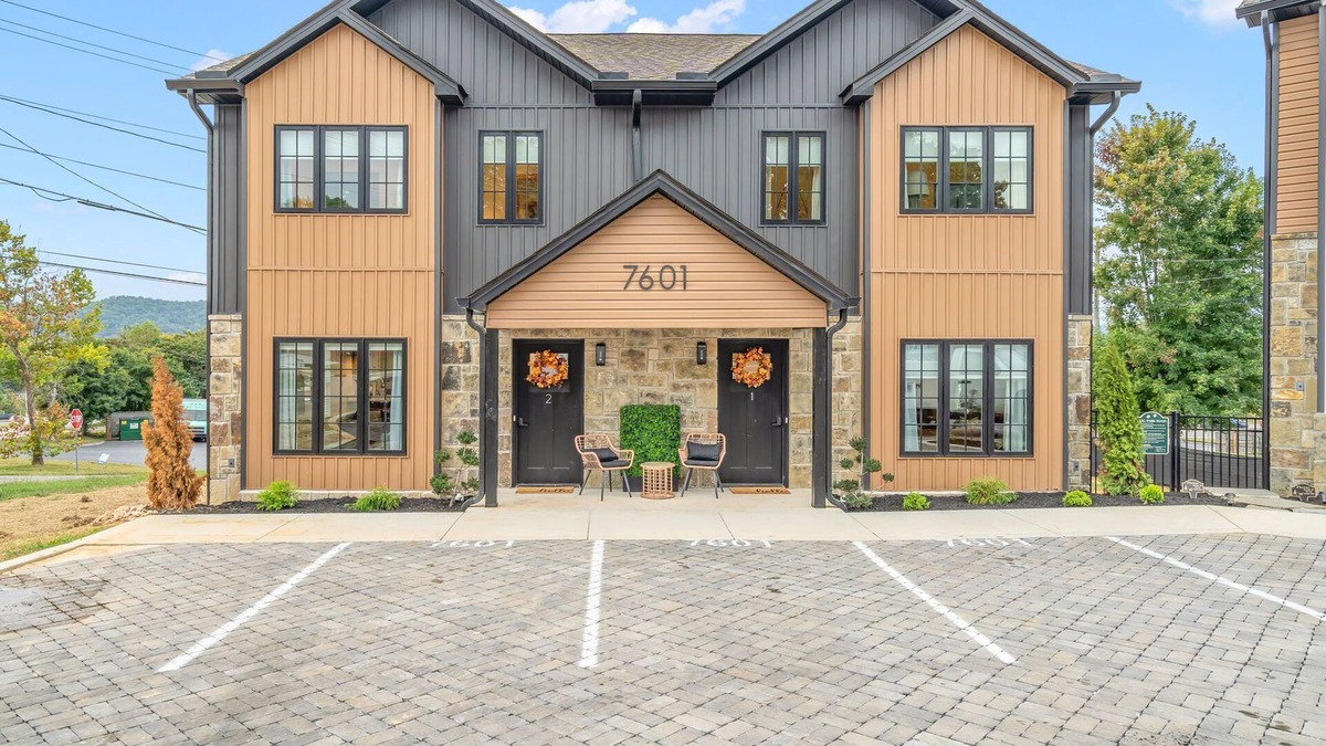 Powell House | Cozy, Elegant 3 Bedroom Townhouse with Romantic Vibe