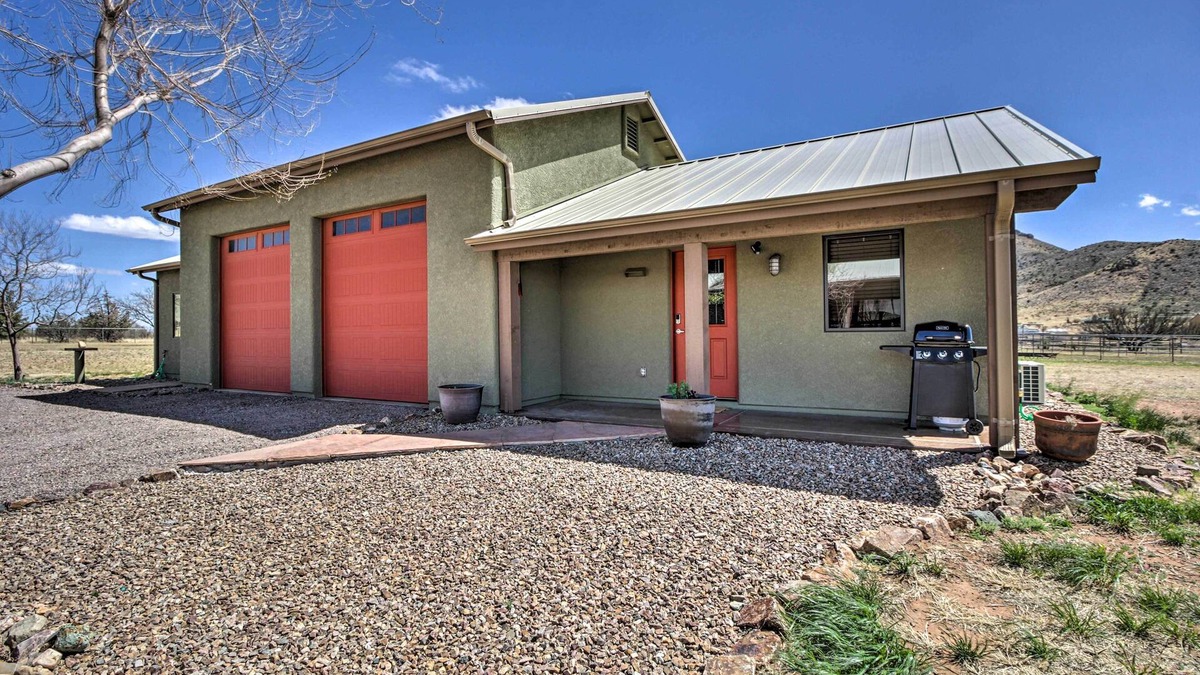 Elgin Apartment | Cozy Elgin Casita w/Gas Grill: Pets Welcome!
