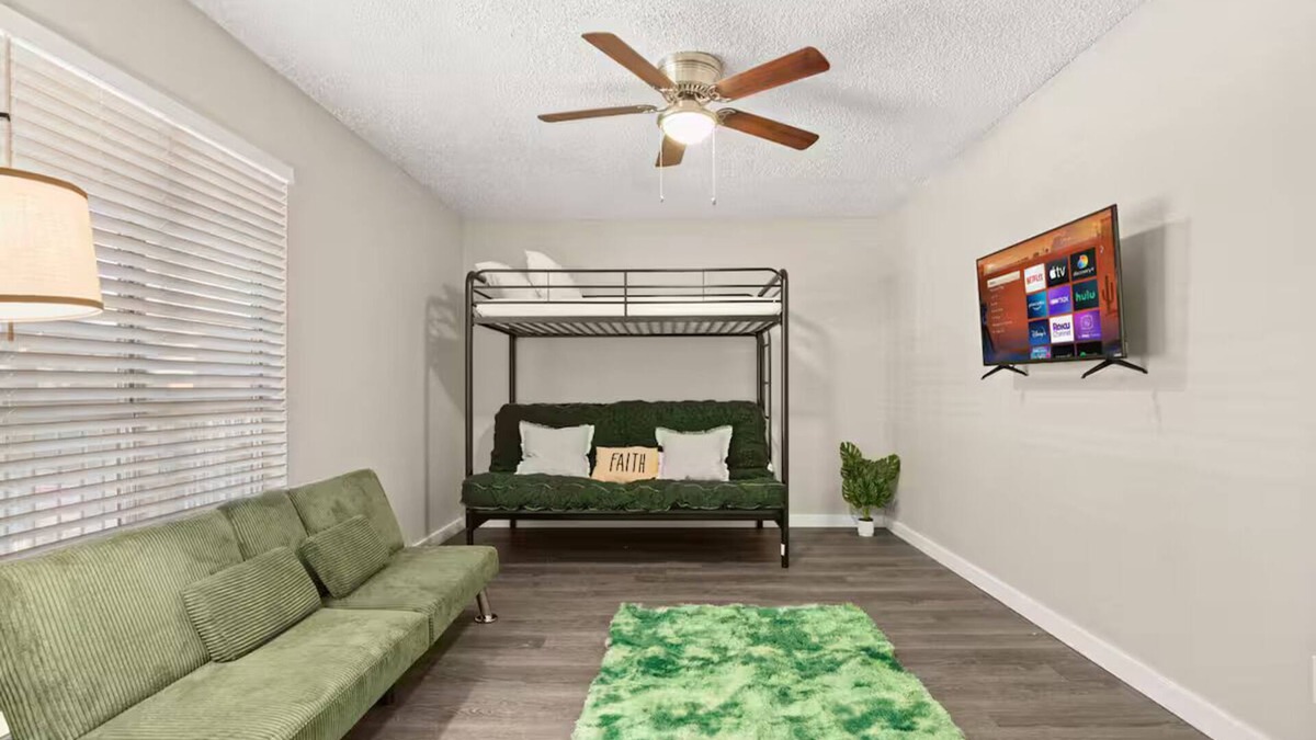South Manchaca Apartment | Cozy Emerald Hideaway - Pet Friendly