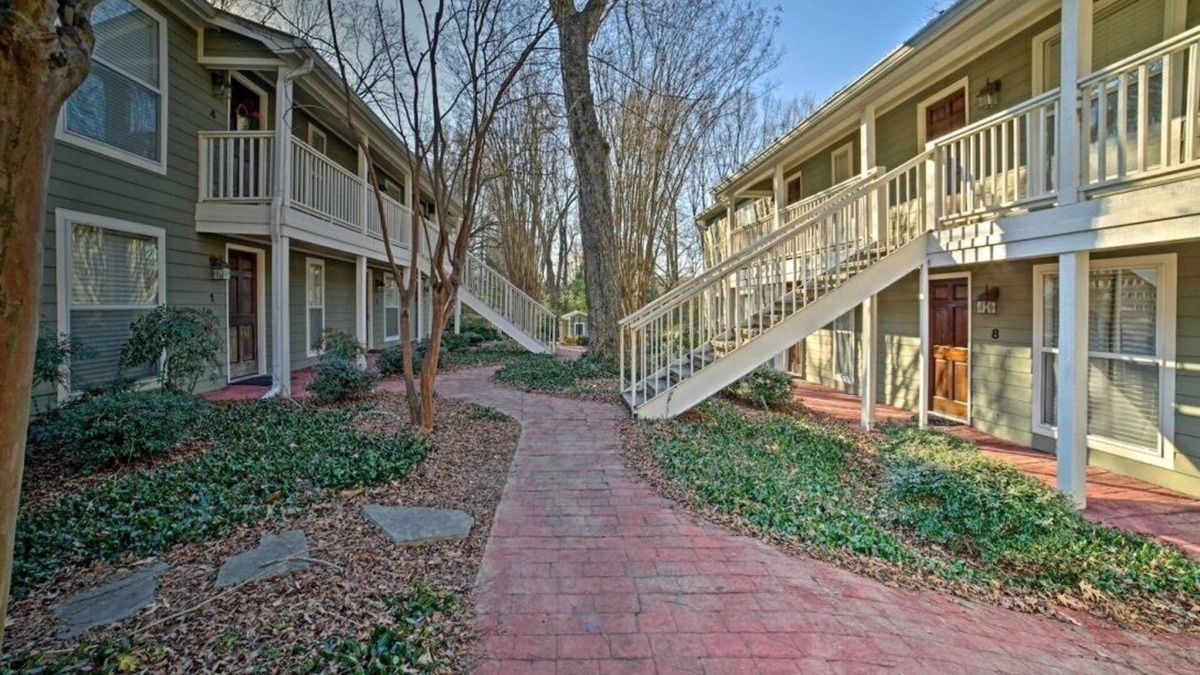Oxford Condo | Cozy End Unit Condo just One Block from the Square