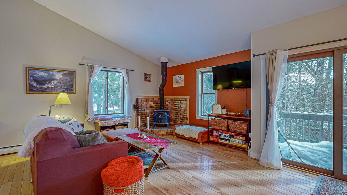 Quechee Condo | Cozy end-unit dog-friendly condo w/patio, balcony, board games, w/d, wifi, TVs