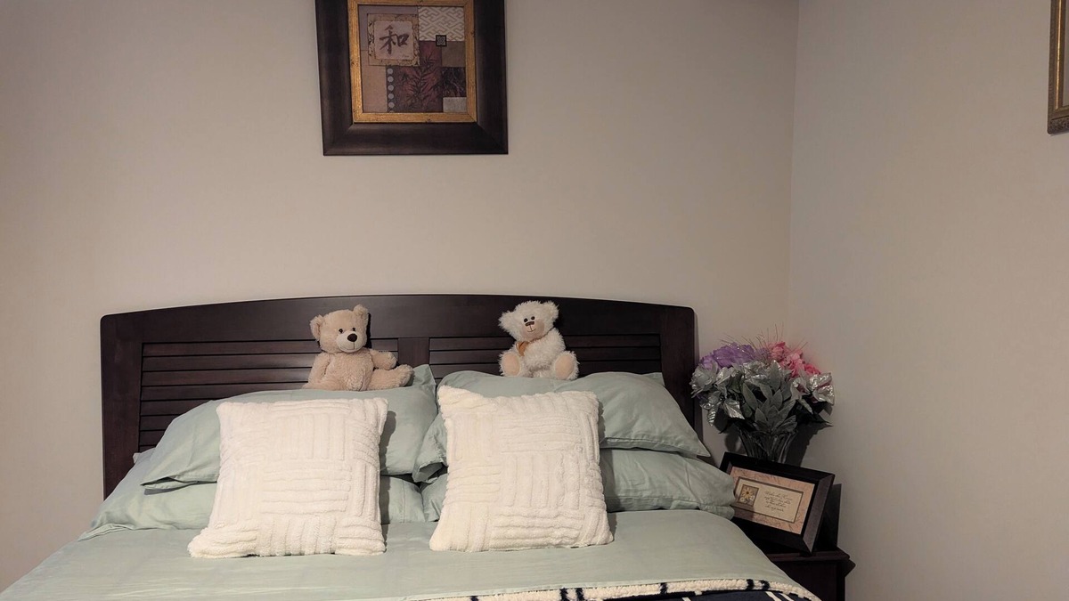 Bowmanville House | Cozy ensuite w/seperate entrance & balcony, 1 minute to grocery and Rotary Park