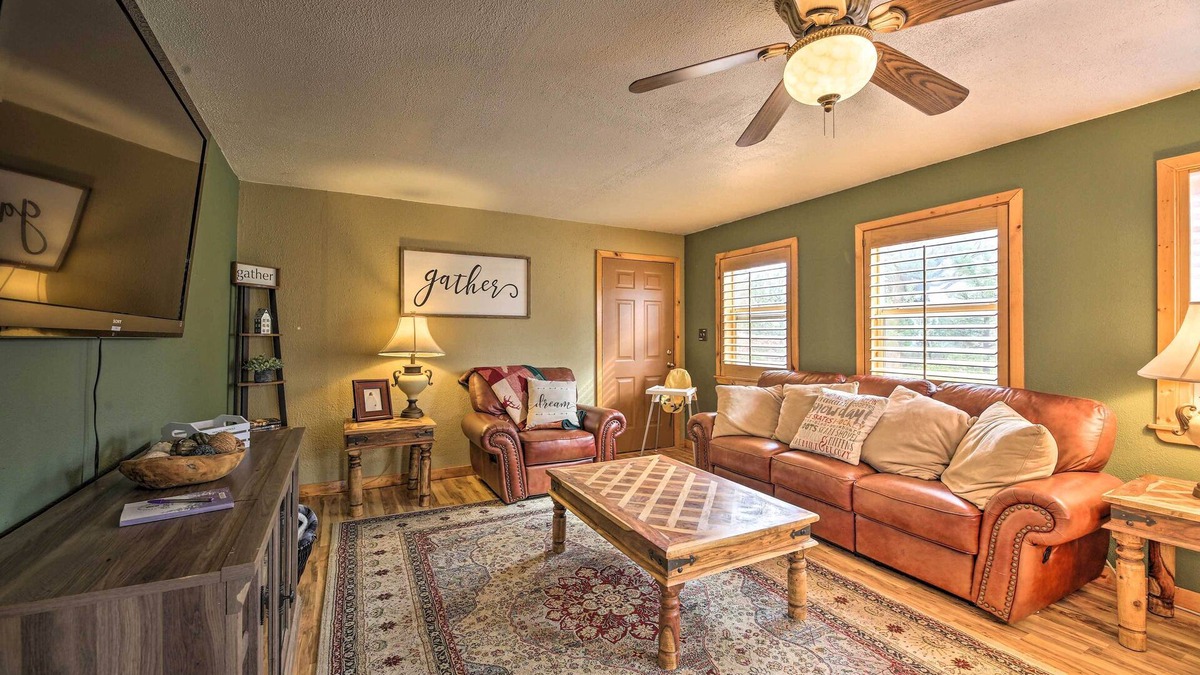 Timberland Acres Cabin | Cozy Escape with Yard: Hike, Sightsee & Explore!
