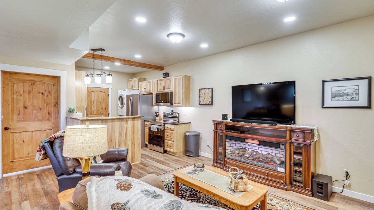 Eureka House | Cozy Eureka Getaway - Hike, Bike, Hunt & Fish!