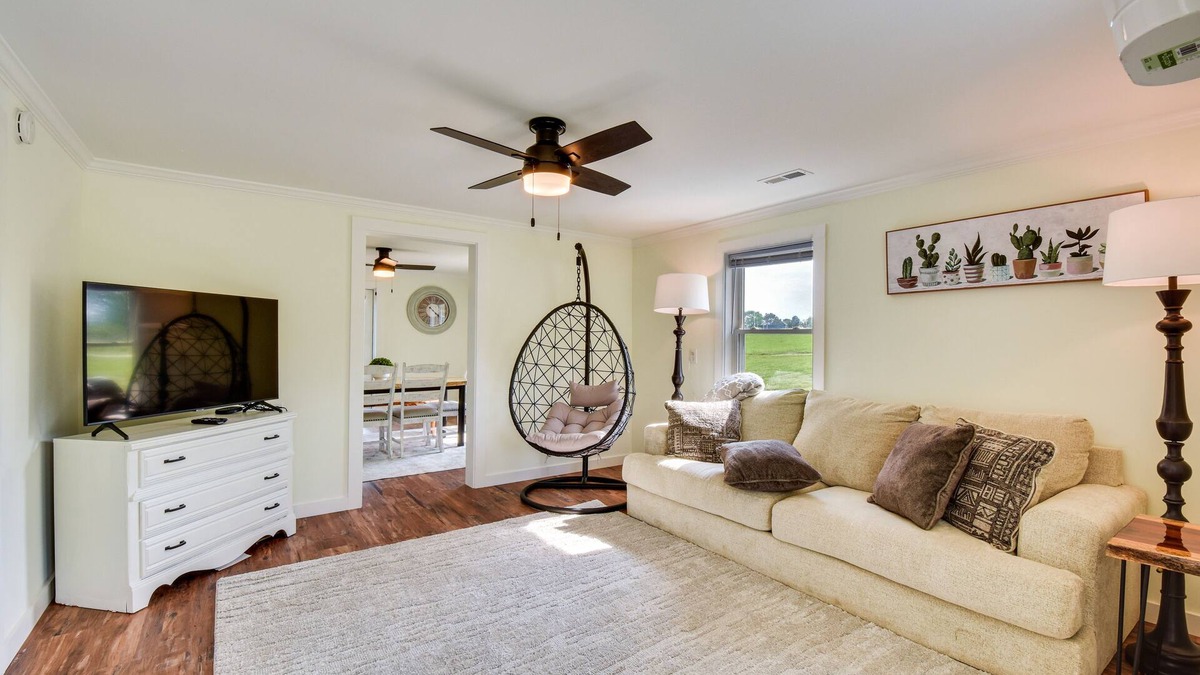 Fair Play House | Cozy Fair Play Home w/Deck 4 Mi to Lake Hartwell!