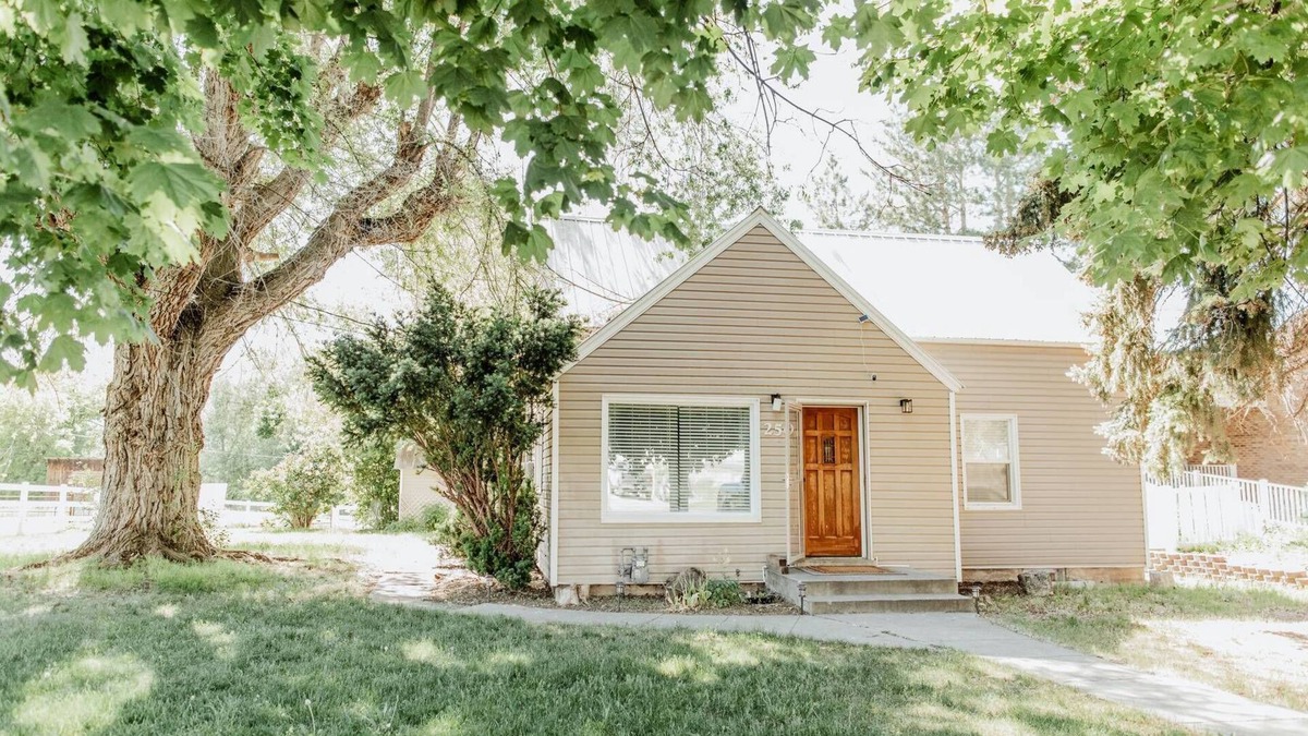 Hyrum House | Cozy Fallcation: Near Lake, Trails & Logan! Dog Friendly