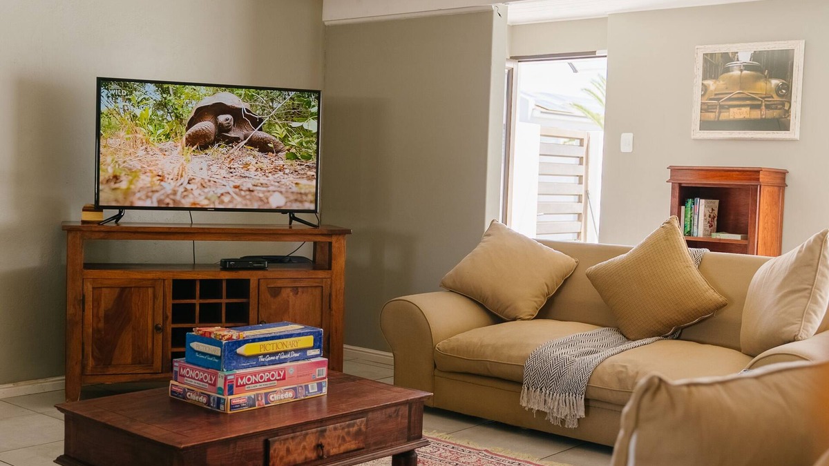 Melkbosstrand Cottage | Cozy family and pet friendly beach house - 500 m to the beach!