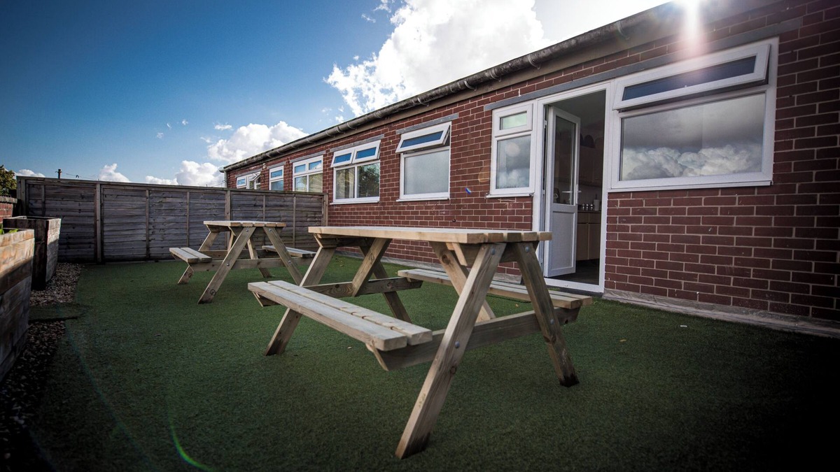 Cheadle Hulme Apartment | Cozy Family Apartment | Manchester Airport | Free Parking | Sleeps 8n