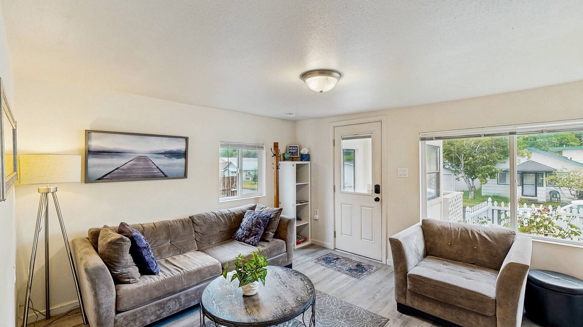 Winchester Bay House | Cozy family beach cottage w/hot tub, deck, WiFi, surfboard-walk to bay, Dogs ok