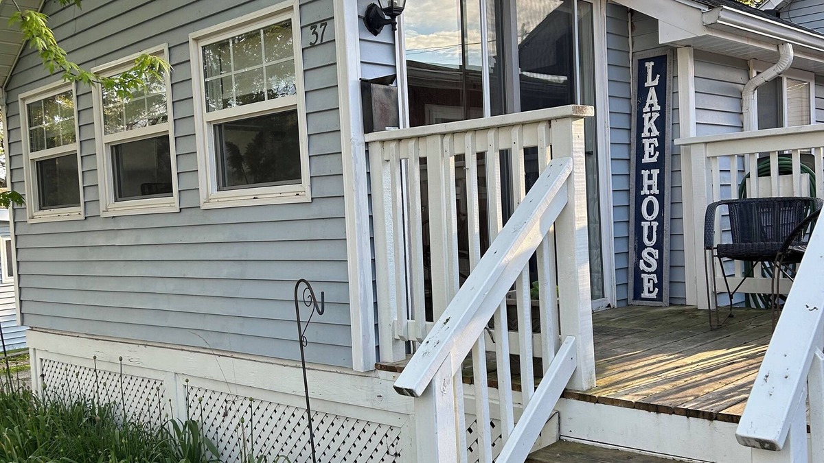Leamington Cottage | Cozy family cottage steps away from Lake Erie & a quick drive to Point Pelee.