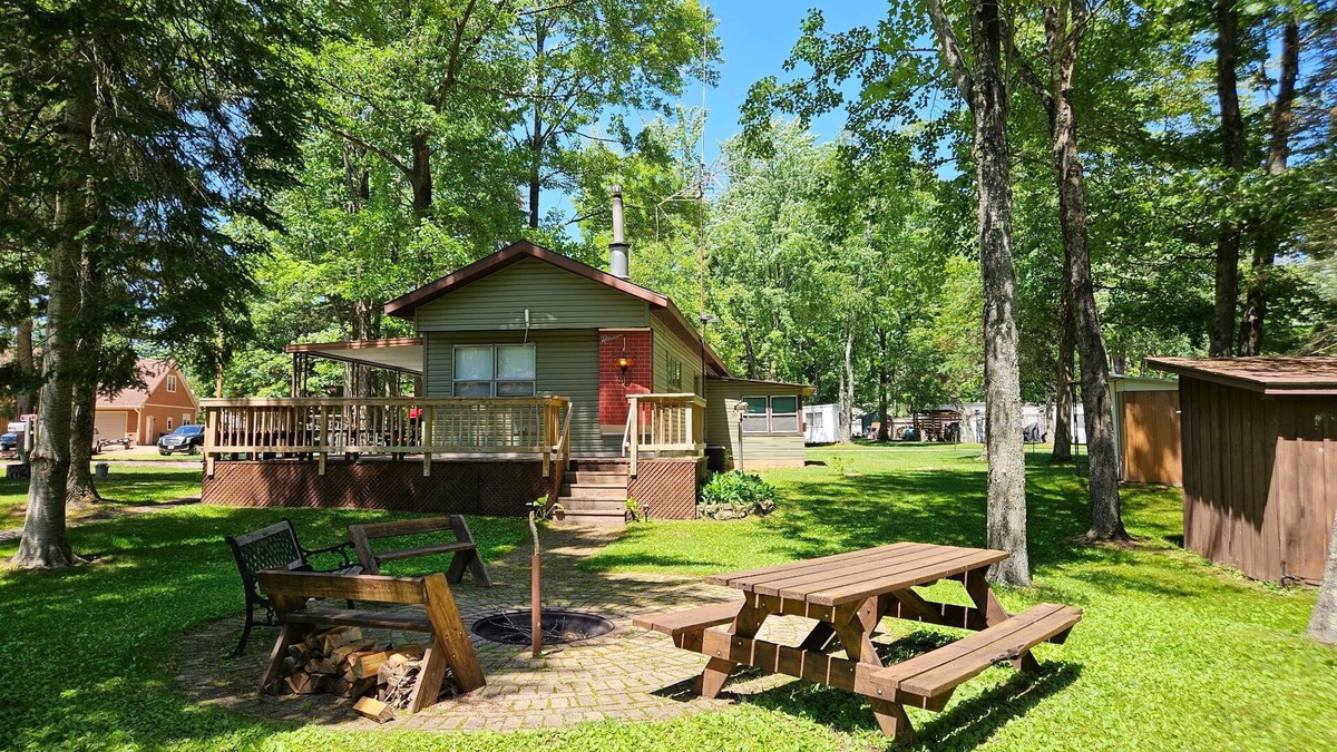 Suring Cottage | Cozy family cottage w/fireplace, near lake and national forest.
