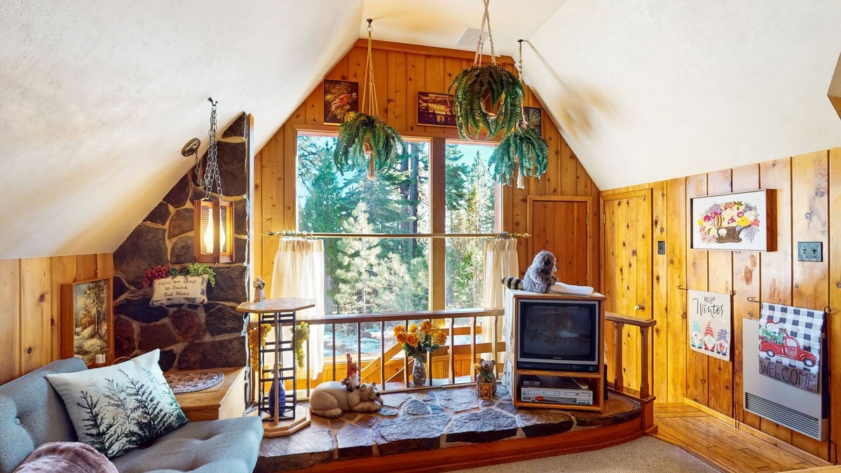 Ridgewood House | Cozy family & dog-friendly guest house with WiFi, kitchenette, & lake views